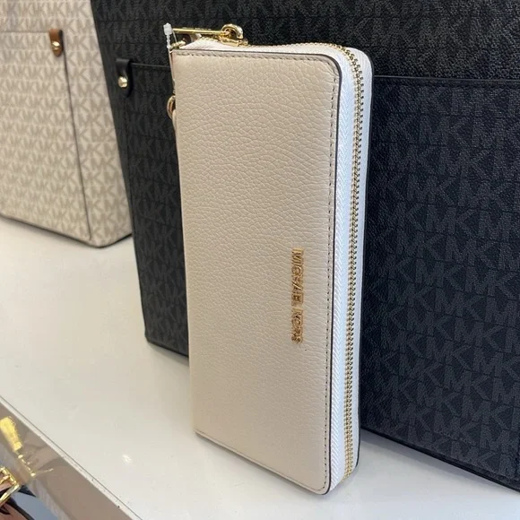 MICHAEL KORS
Leather Continental Wristlet Phone Case Wallet
Light Cream
NWT - Picture 9 of 16